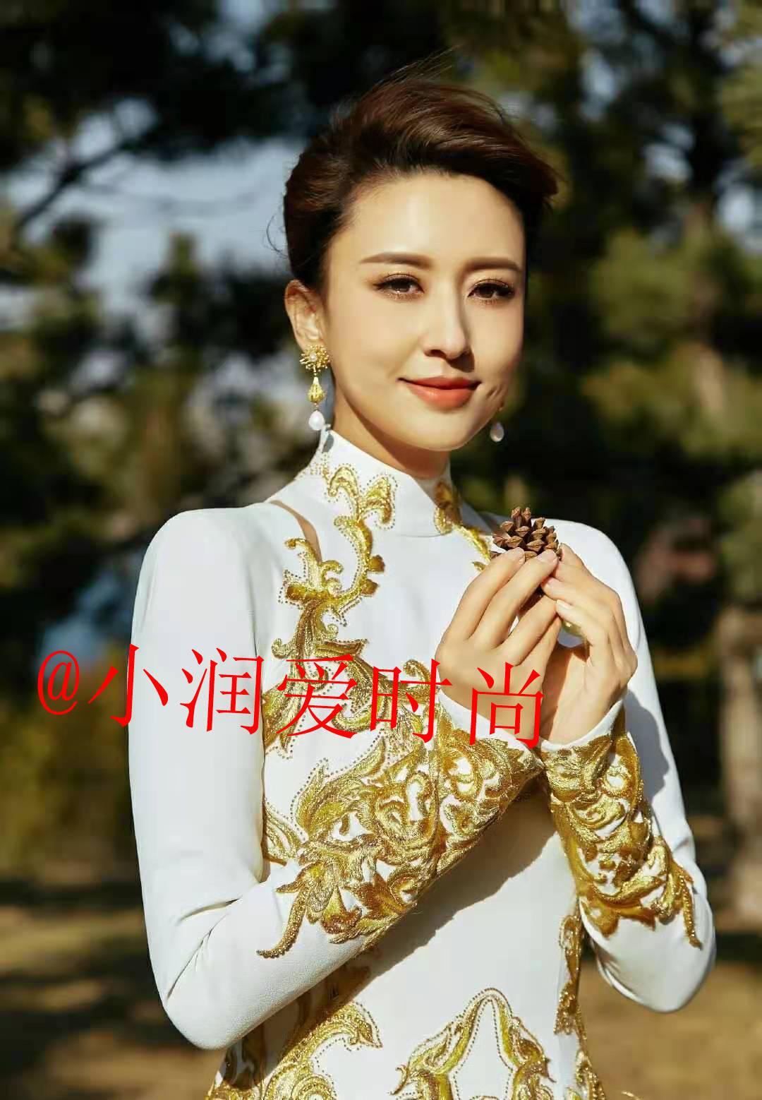 张蕾穿中国红礼服主持春晚,端庄大方不俗气,配上盘发发型好高贵