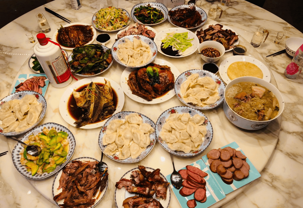 贾乃亮的年夜饭大黑牛李晨的年夜饭是典型的北方菜系,足足19个菜,丰盛