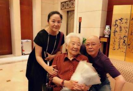于蓝:19岁当后妈,守寡46年,与李雪健不为人知的关系""浮出水面""