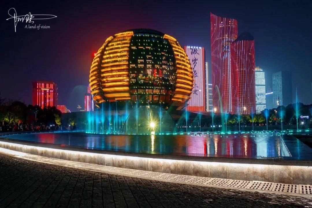 要看杭州的夜景,还是得来钱江新城,过年期间每天晚上三场灯光秀