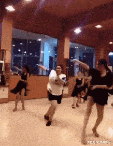 搞笑gif趣图:1.大哥,领舞都很厉害,你确实最耀眼的那个