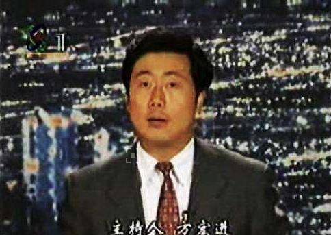 离开央视17年,59岁名嘴方宏进风光不再,如今近照已满头白发