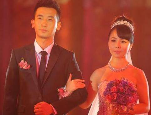 两人于2014年完婚,成为合法夫妻,婚纱照中王二妮褪去朴实无华化身温柔