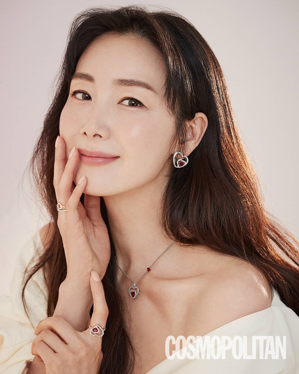 韩国人气女演员崔智友最新时尚画报公开,耀眼美貌展现高贵优雅魅力.