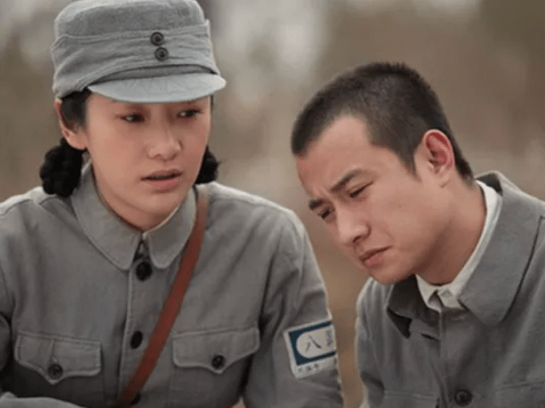 张峻妻子陶美萦的双胞胎妹妹陶蓉在《雪豹》中饰演陈怡(左)