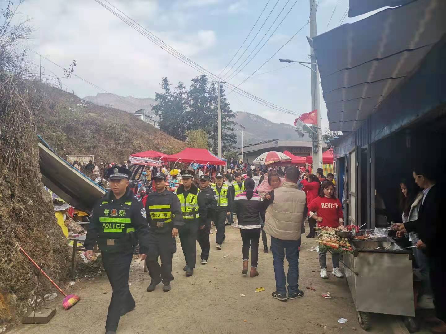 罗平警方投入800余警力护卫春节安全