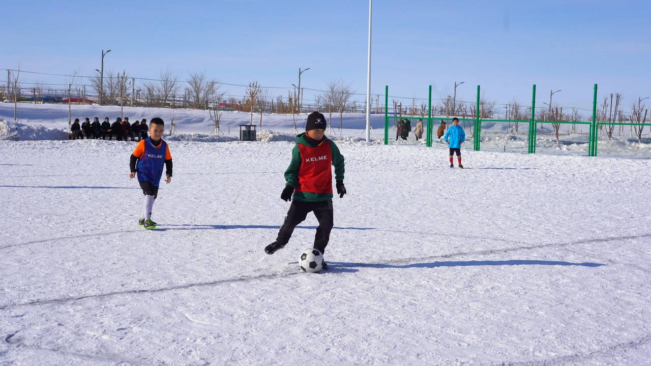 新疆吉木乃雪地足球赛让冬季嗨起来