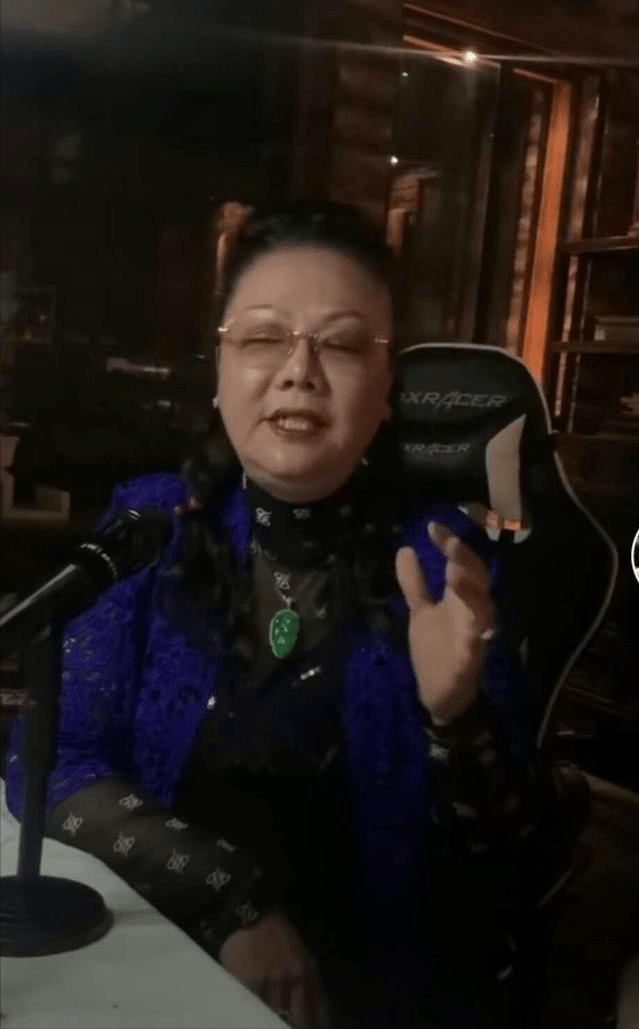 杨议妻子虽然有贵妇气质但穿上黑丝之后却带着一种俗气感