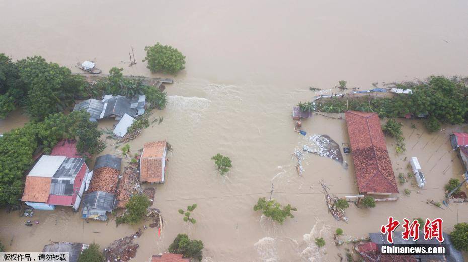 印尼发生严重洪灾 上百个社区遭暴雨袭击