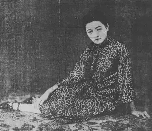 她曾是当红女星,为嫁入豪门退出演艺圈,晚年却成乞丐