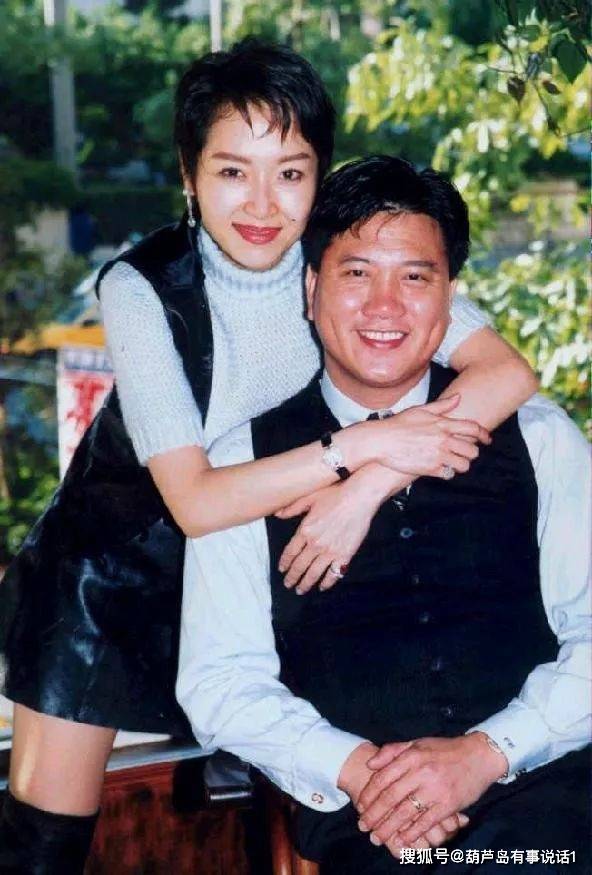 "江湖大哥"万梓良,皱纹白发身材发福,妻子端庄文静气质优雅