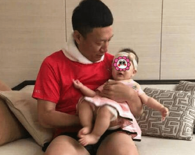 50岁奶爸孙红雷为3岁女儿庆生晒6图父女各半不忘颜王人设