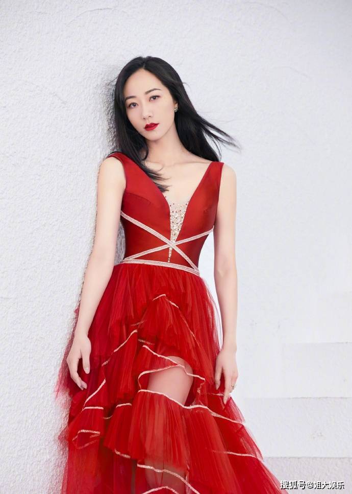 韩雪元宵节晒美照 深v红裙性感美背 气质绝佳