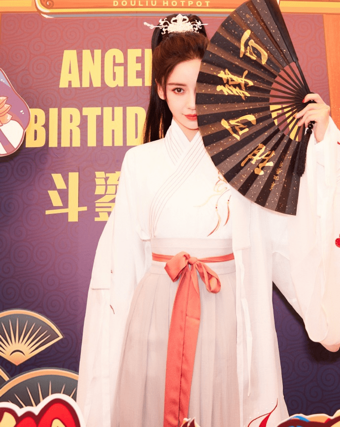 angelababy元宵佳节为自己庆生身穿汉服颜值十分迷人