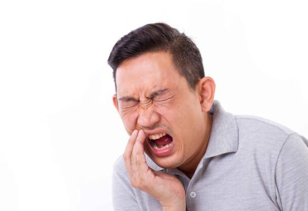这种牙痛通常称为 "心源性牙痛",患者可以感觉到牙齿疼痛,但找不到是