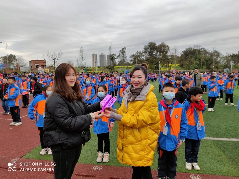 江津区双福三小放飞美好梦想为党妈妈100岁生日献礼