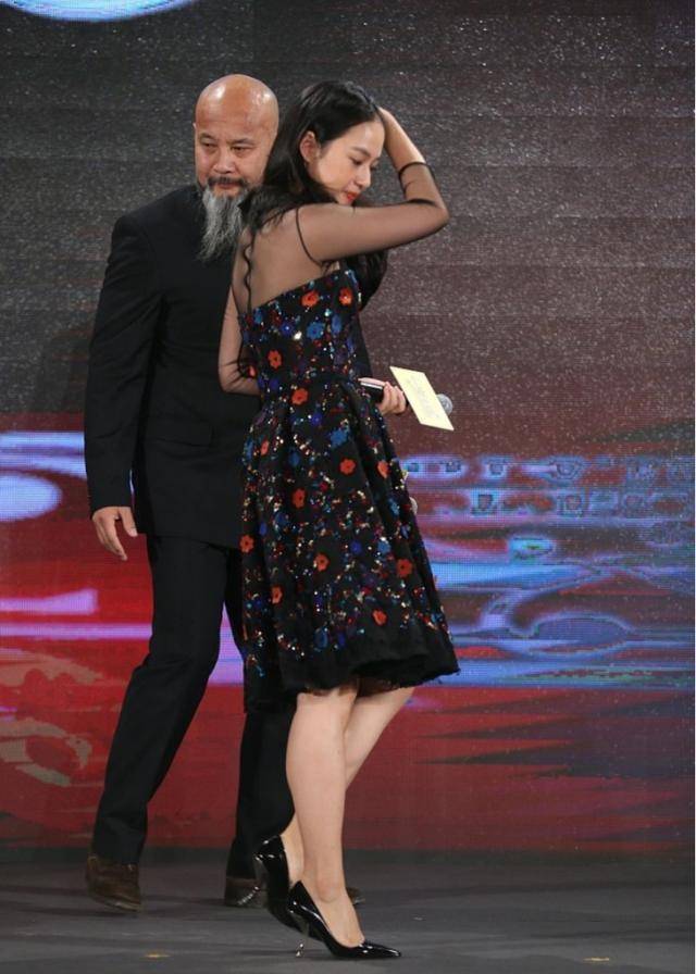 姜文的老婆真是太妩媚了,散落着长发太温柔,哪个男人不喜欢