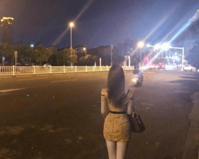 姑娘,下回自拍要多注意一下,你后面的影子已经暴露一切,真尴尬
