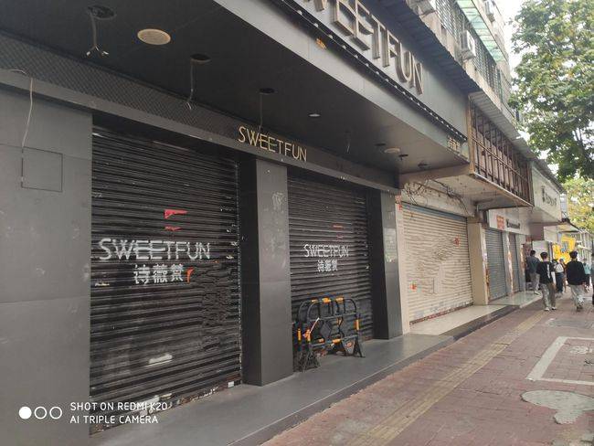 广州东圃大马路惊现倒闭潮,整排商场店铺关门