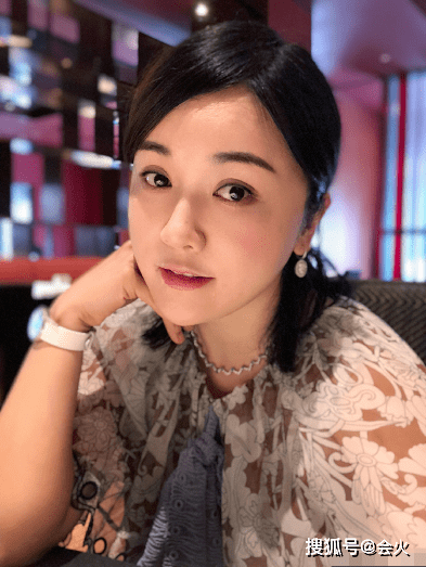 "小桃红"刘淼近照曝光,打扮贵气认不出,豪宅客厅摆雕花大梁柱