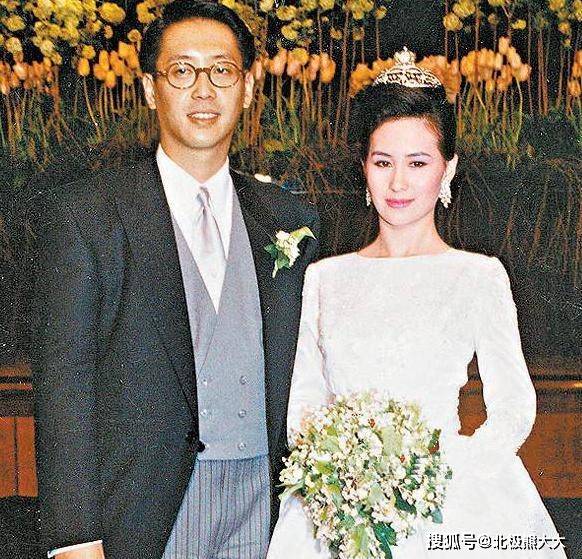 许晋亨跟何超琼在双方家族的见证下,举办了隆重而奢华的世纪婚礼