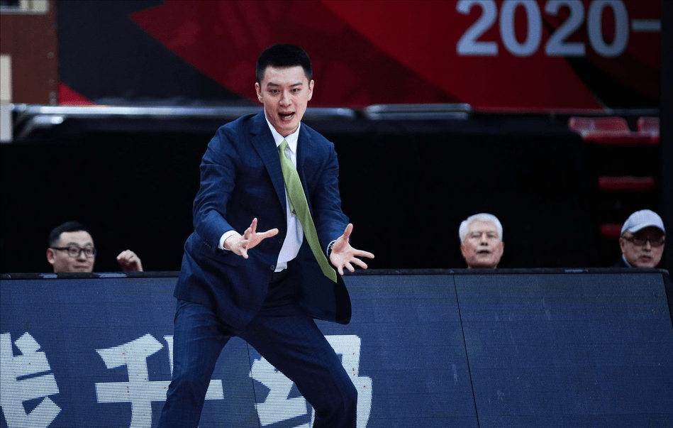 原创cba速递:杨鸣主动担责,斯帕夏怒批裁判成焦点,姚明恐要出手