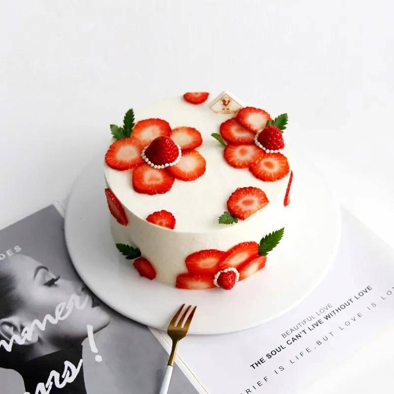 送大小可爱一朵小红花! 是草莓形状的!5寸蛋糕!