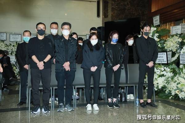 在灵堂中,可以见到吴孟达19岁的独子吴韦仑神色哀戚,处理父亲的身后事