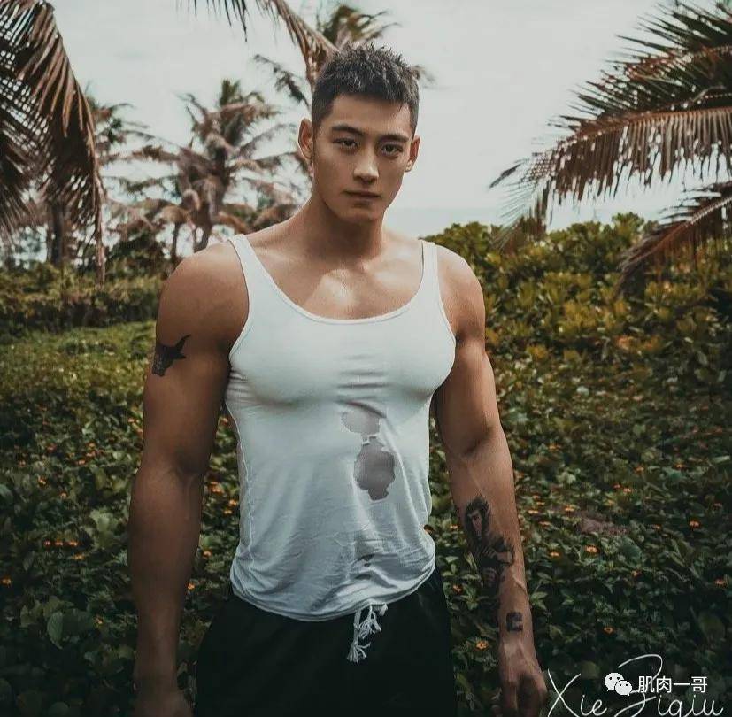 他是谢梓秋御用男模,颜值肌肉太撩了_小哥