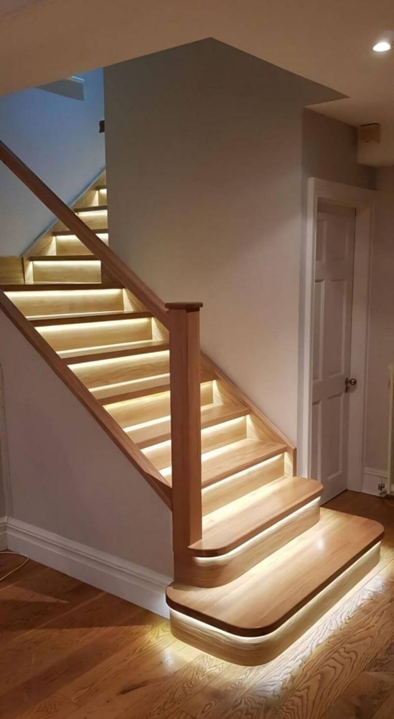 没想到楼梯灯带也能这么酷炫,那么它可以安装在楼梯哪儿呢?