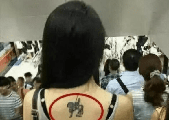 小姐姐你的纹身太显眼了吧但是这个图案有点污看得我都脸红了