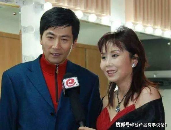 歌手胡月近照,曾多次登上央视春晚,如今年过50气质不凡