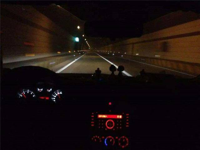 高速上宝马车"狂飙"到时速201公里?网友:你能去开动车
