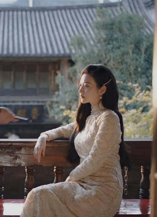 原创景甜旗袍配马丁靴混搭也不违和又甜又欲好动人