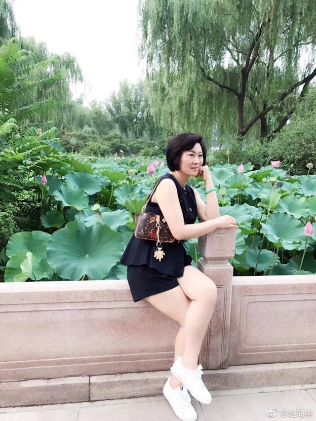 谢广坤媳妇演的角色土但本人气质高雅穿旗袍俨然一个贵妇