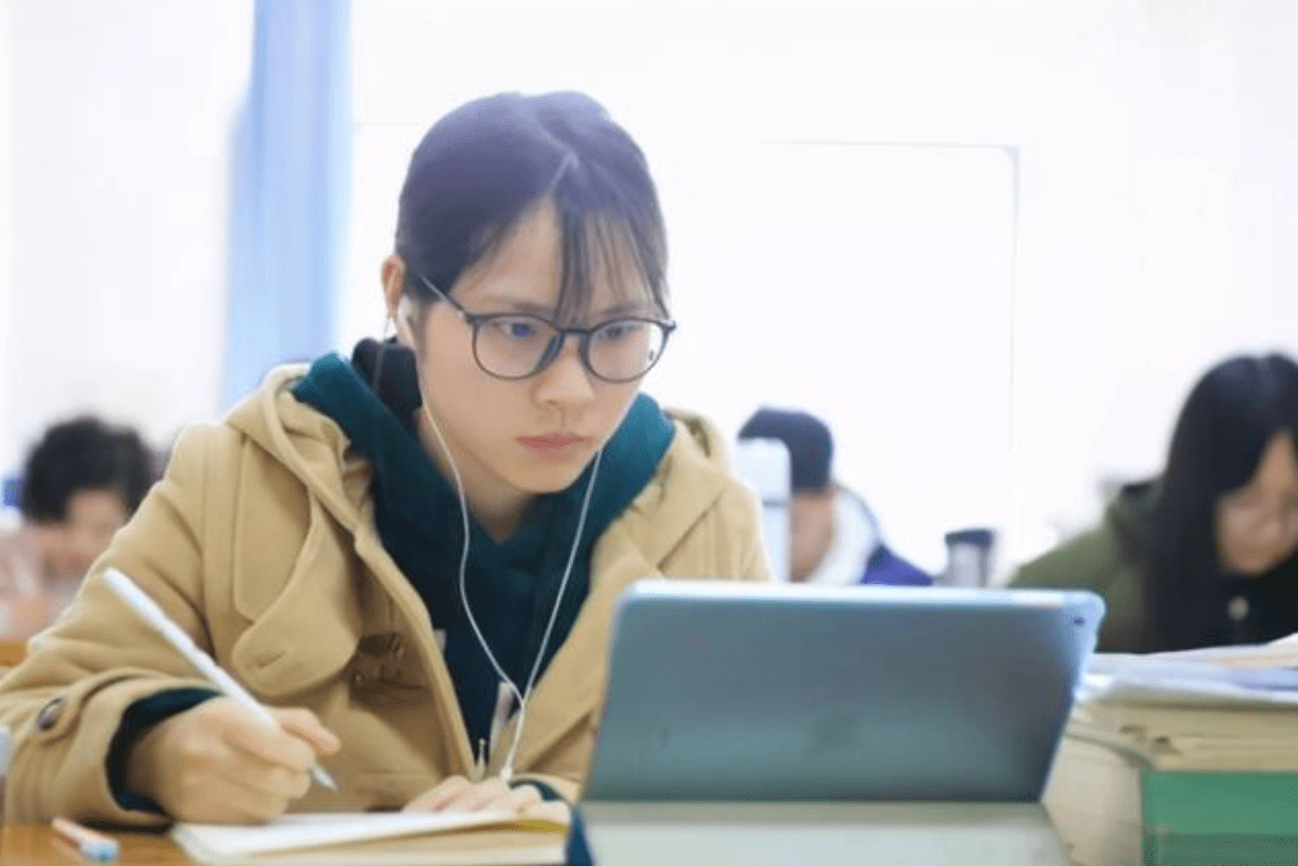 大学生课上认真听讲,课下按时锻炼,导员:再这样就废了