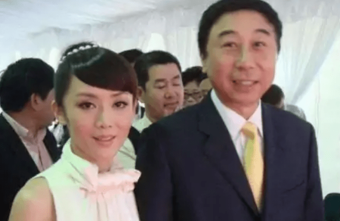 63岁冯巩一家近照曝光,妻子美貌动人,35岁儿子长相让人一言难尽