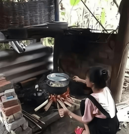 女同事来家里玩,还想亲自给我做饭,第一次感觉她那么的主动