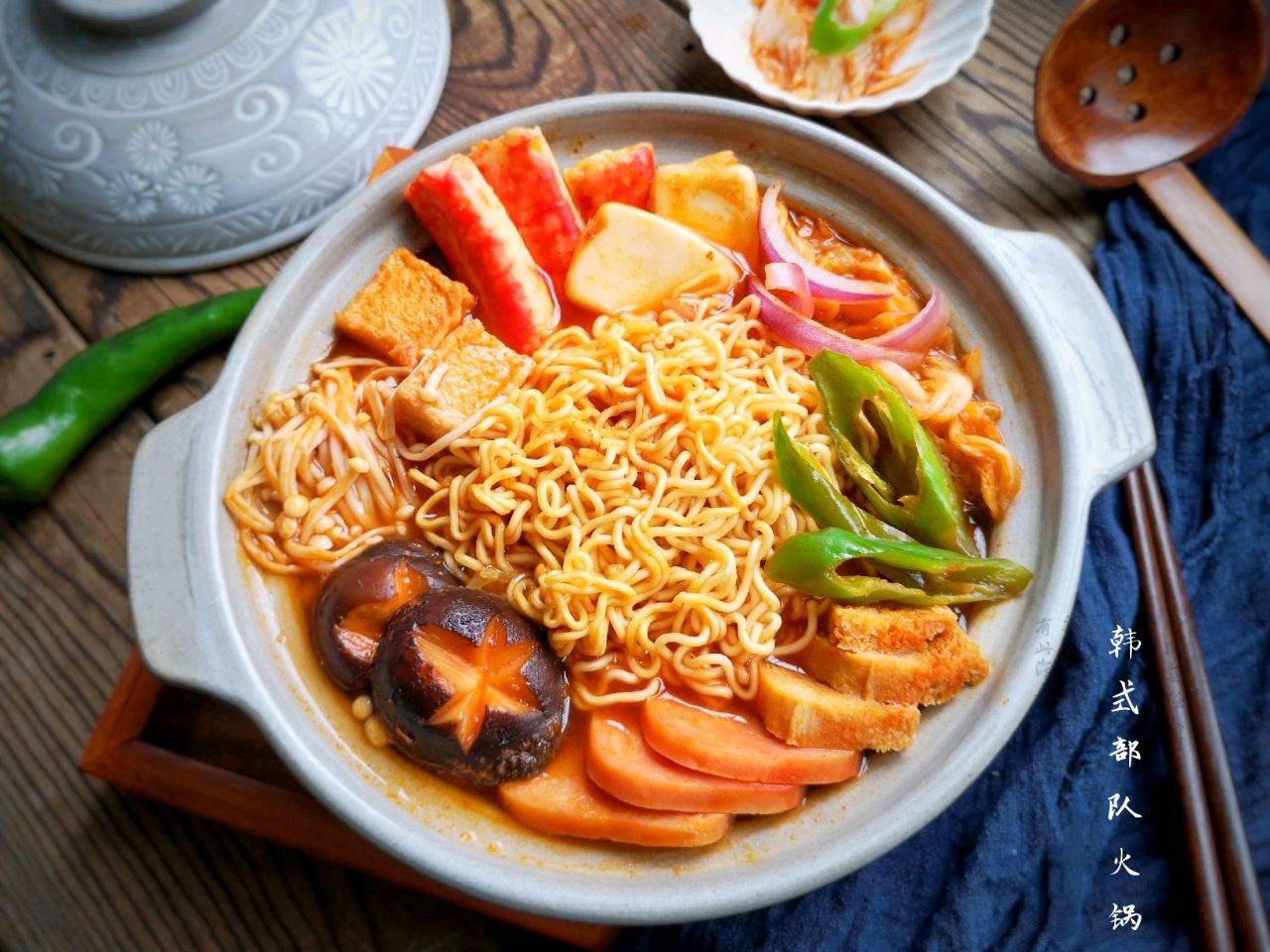 原创在家做韩式部队火锅,简单方便,丰盛美味,是招待朋友的必备菜