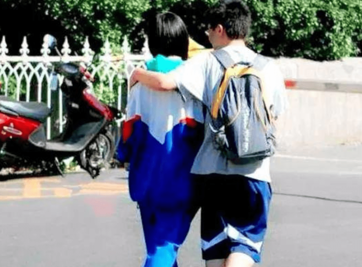 高中校长发明防早恋校服,学生早恋问题该"堵"还是"疏"?