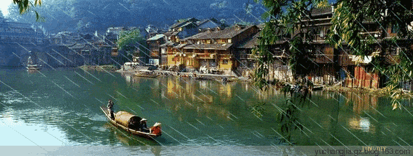 安闲自在地走在绿树环绕的村庄,一池春水迎着暖暖的和风.