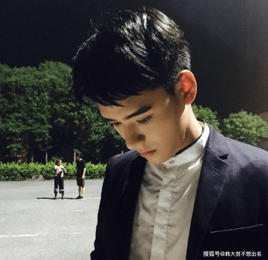 龚俊采访节目口误闹尴尬,大学照腹肌瞩目,自拍却暴露生活条件?