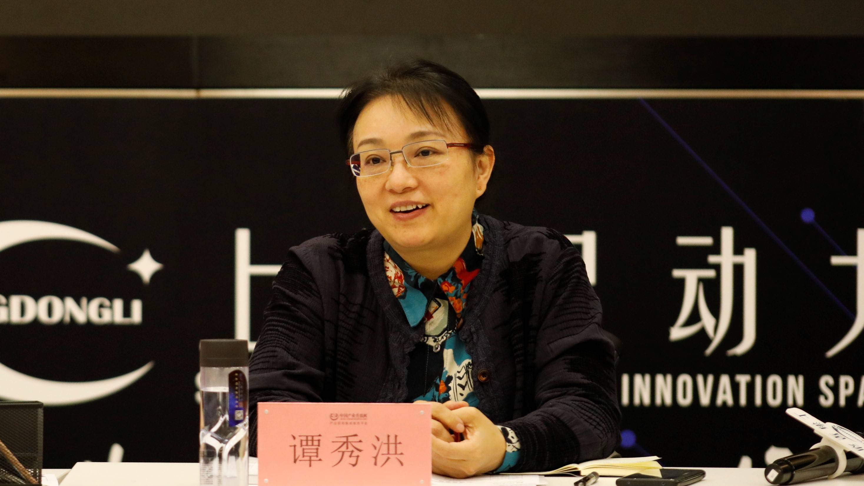 厅党组成员,中国(广西)自由贸易试验区工作办公室专职副主任谭秀洪