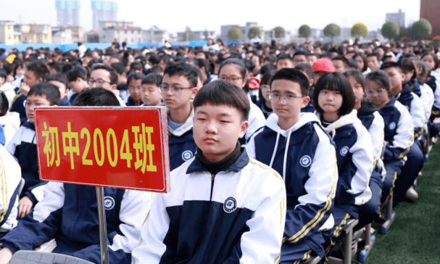 花垣县华鑫学校举行开学典礼暨法制教育,表彰120名十佳学生