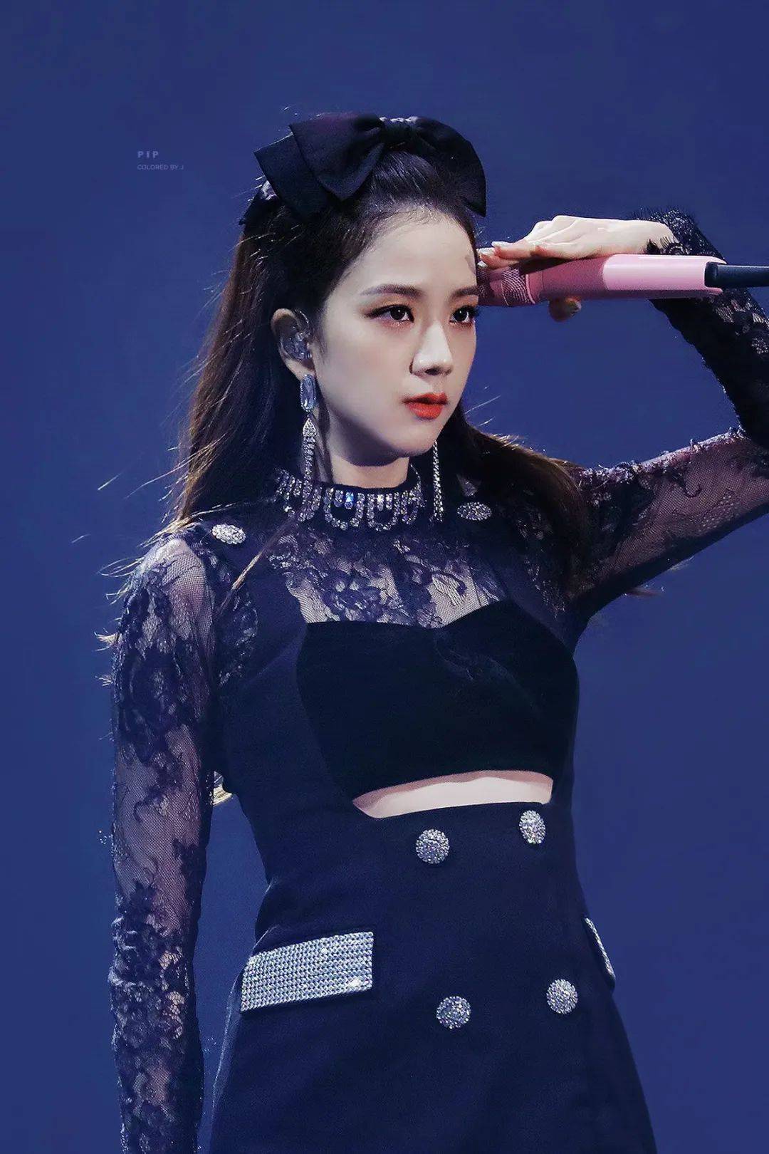 jisoo还戴过很多精美的发饰,不仅提升了妆容精致度,还为整体造型加分