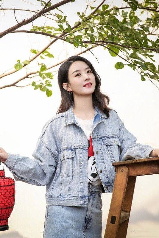 原创赵丽颖机场赶时髦,瘦小身材戴墨镜硬凹大姐大,配牛仔外套还挺酷
