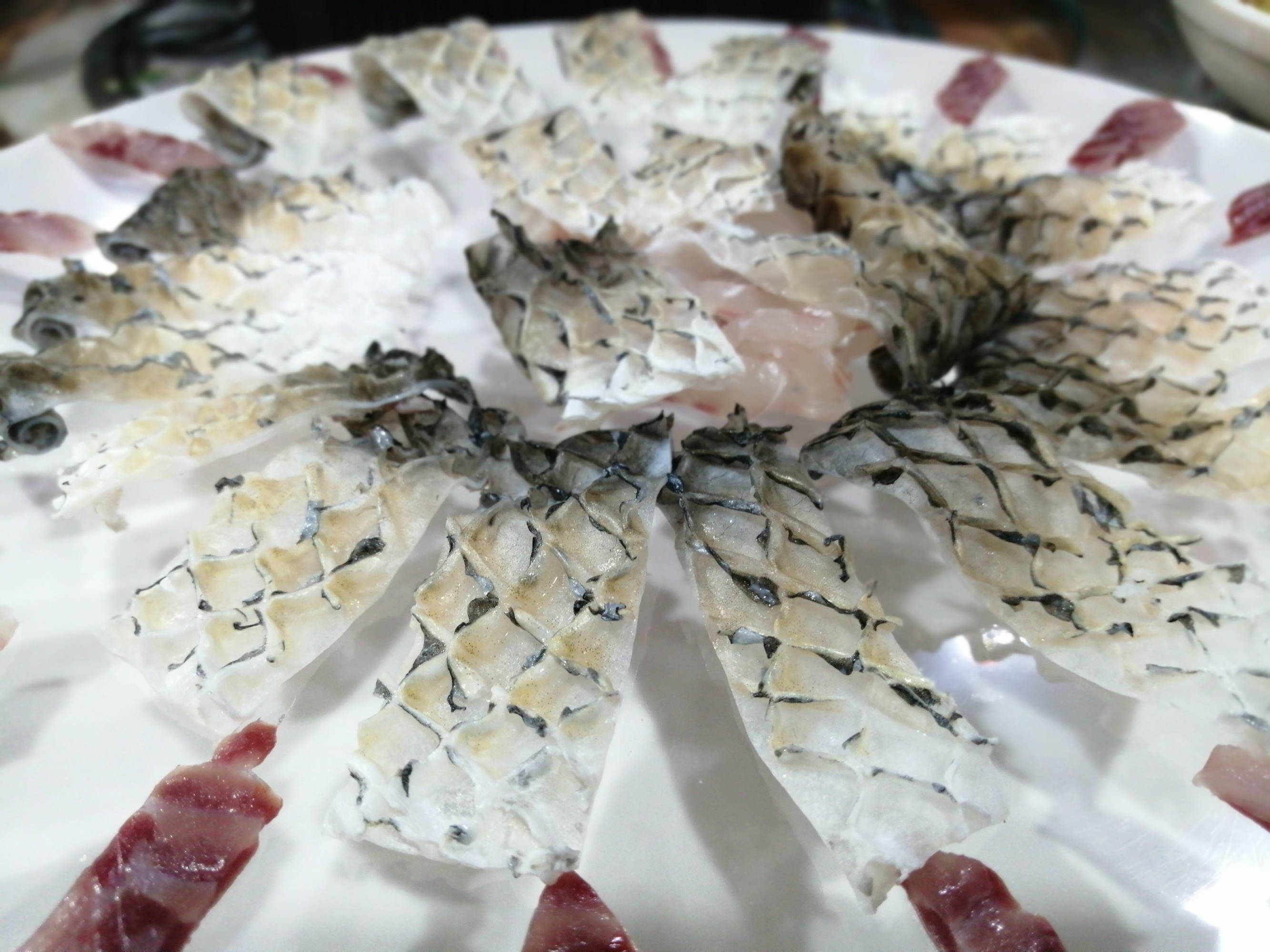 17:24来源:广西吃喝玩乐游 拍摄:刘国雄 鱼皮和红肉,是横县鱼生中最