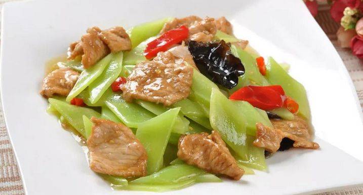 莴苣木耳炒肉片4,趁韭菜还没有完全被炒软,倒入一勺味极鲜,放入一勺