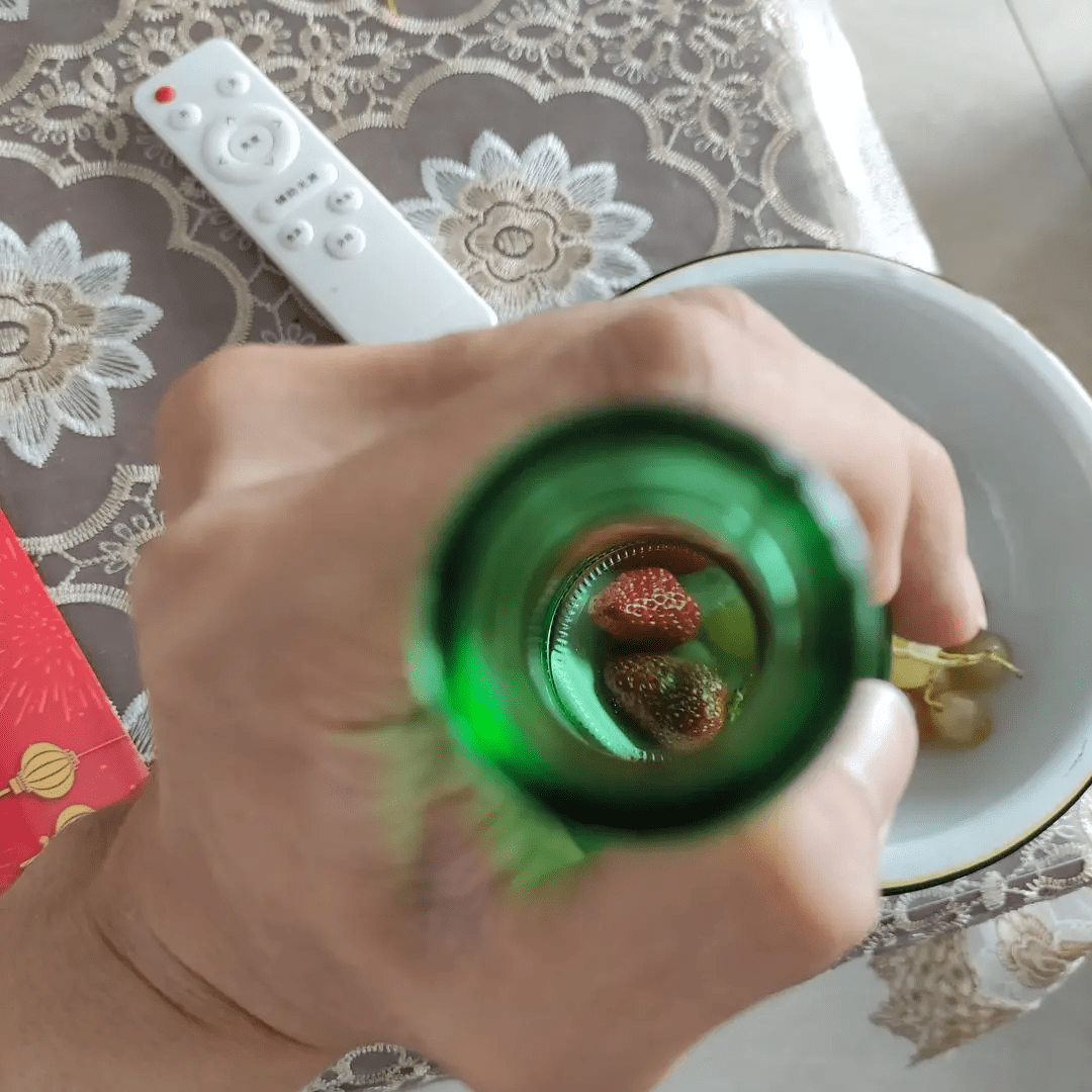透过啤酒瓶口,看草莓 如同相机中的镜头感 把虚实,模糊效果处理的很好