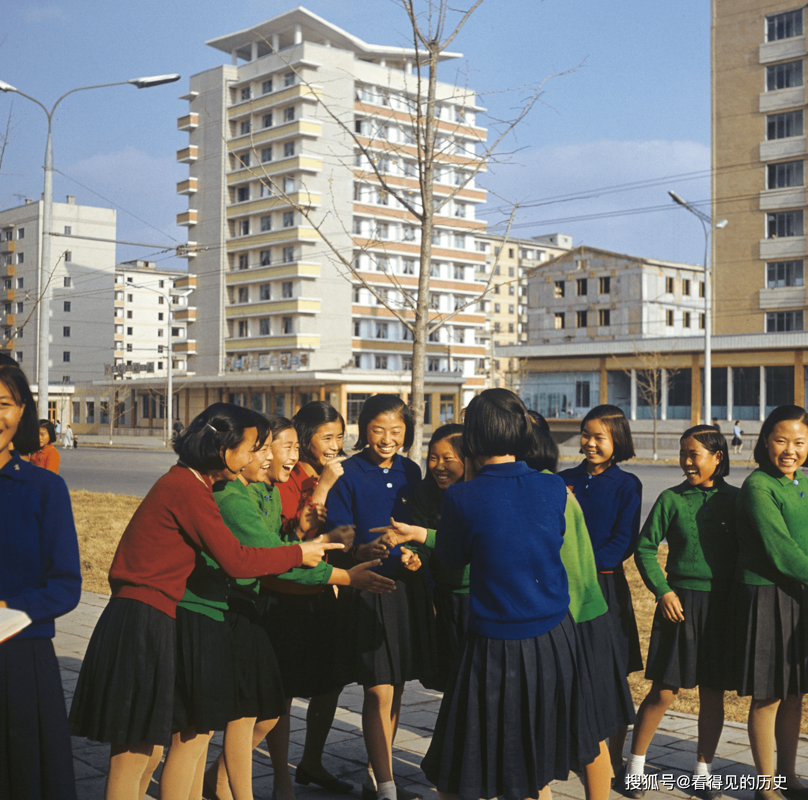老照片 1971年的朝鲜女学生 笑脸写在她们的脸上
